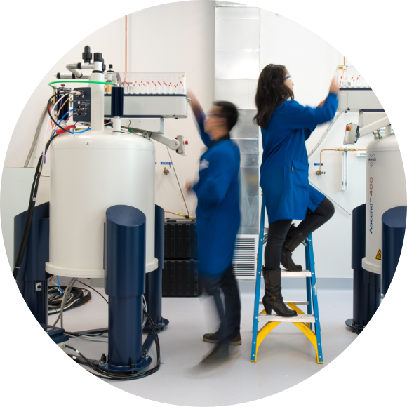 基列实验室的两位科学家。